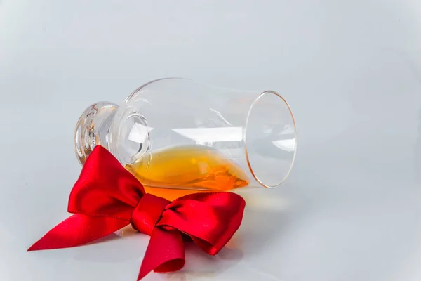 Single malt whiskey glass with red bow on a white background — Stock Photo, Image