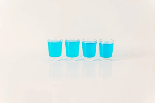 Cuatro vasos de kamikaze azul, bebida glamorosa, bebida mixta — Foto de Stock