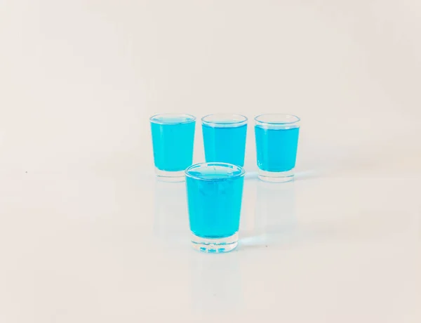 Quatro copos de kamikaze azul, bebida glamorosa, bebida mista despeje — Fotografia de Stock