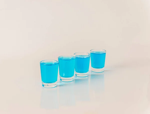 Cuatro vasos de kamikaze azul, bebida glamorosa, bebida mixta — Foto de Stock