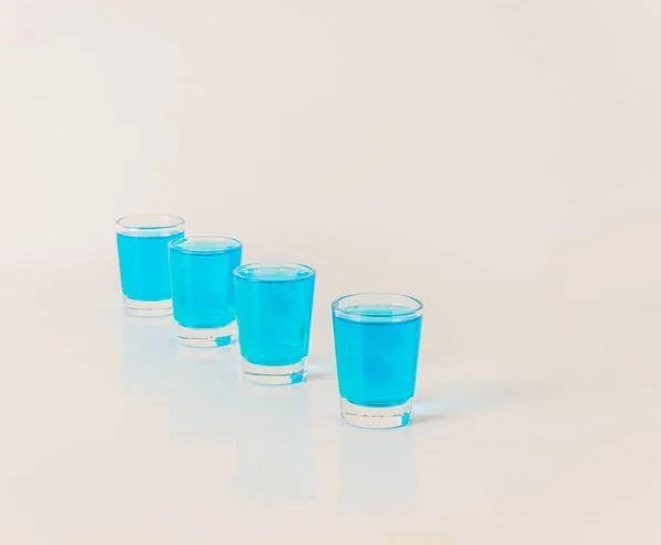 Cuatro vasos de kamikaze azul, bebida glamorosa, bebida mixta —  Fotos de Stock