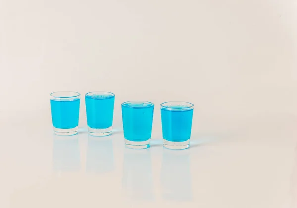 Vier glazen blauwe kamikaze, glamoureuze drinken, gemixt drankje pour — Stockfoto