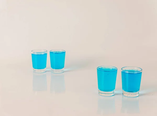 Four glasses of blue kamikaze, glamorous drink, mixed drink pour — Stock Photo, Image