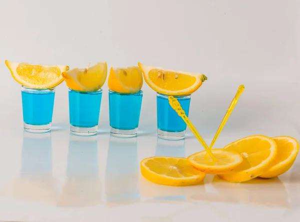 Cuatro vasos de kamikaze azul, bebida glamorosa, bebida mixta — Foto de Stock