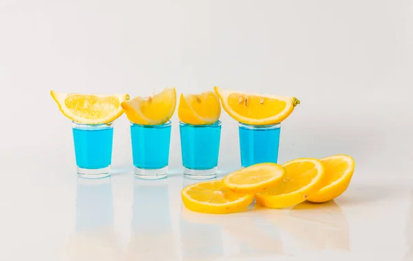 Czterech szklanek niebieski kamikaze, efektowne napój, mieszany napój wlać — Zdjęcie stockowe