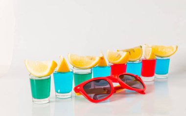 Mavi, yeşil ve kırmızı kamikaze, göz alıcı içecekler, gözlüklü mix