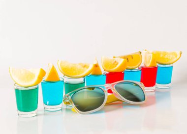 Mavi, yeşil ve kırmızı kamikaze, göz alıcı içecekler, gözlüklü mix