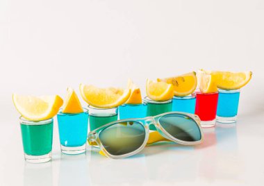 Mavi, yeşil ve kırmızı kamikaze, göz alıcı içecekler, gözlüklü mix