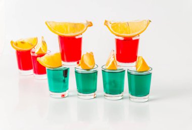 Gözlük yeşil ve kırmızı kamikaze, göz alıcı içecekler, karışık DRI ile