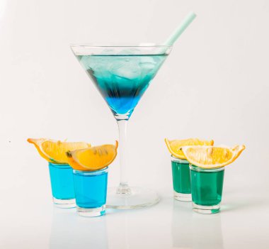 Renkli içki bir martini cam, mavi ve yeşil kombinasyonu, f