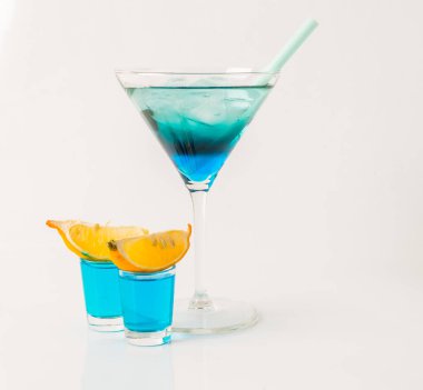 Renkli içki bir martini cam, mavi ve yeşil kombinasyonu, t