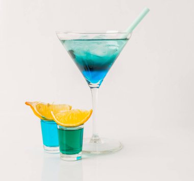 Renkli içki bir martini cam, mavi ve yeşil kombinasyonu, t