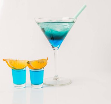 Renkli içki bir martini cam, mavi ve yeşil kombinasyonu, t