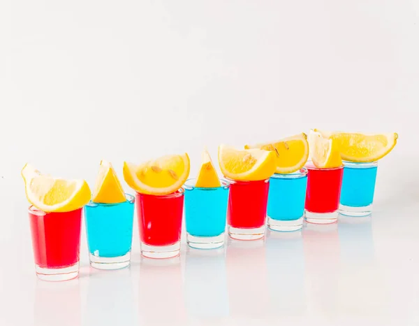 Gafas con kamikaze azul, verde y rojo, bebidas glamorosas, mezcla — Foto de Stock
