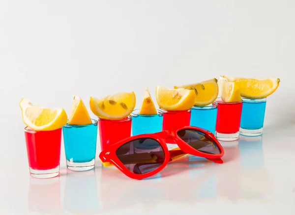 Brýle s modré, zelené a červené kamikaze, okouzlující nápoje, mix — Stock fotografie