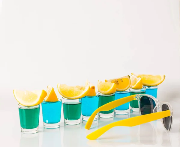 Okulary z kamikaze niebieski i zielony, efektowne napoje mieszane dr — Zdjęcie stockowe