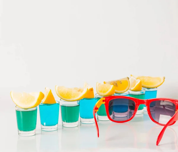 Glasses with blue and green kamikaze, glamorous drinks, mixed dr — Stock Photo, Image