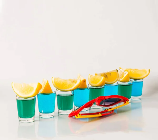 Óculos com kamikaze azul e verde, bebidas glamourosas, dr misto — Fotografia de Stock