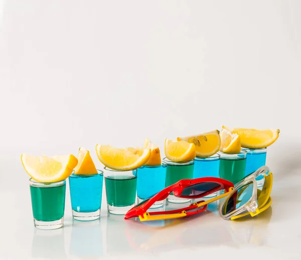 Gafas con kamikaze azul y verde, bebidas glamorosas, mixta dr — Foto de Stock