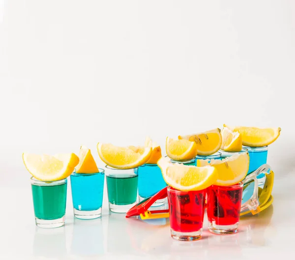 A kék, a zöld és a piros kamikaze, elbűvölő italok, szemüveg mix — Stock Fotó