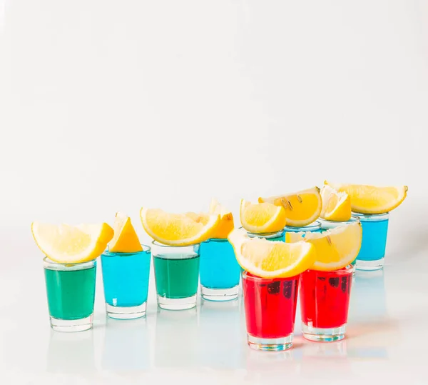 Gafas con kamikaze azul, verde y rojo, bebidas glamorosas, mezcla — Foto de Stock