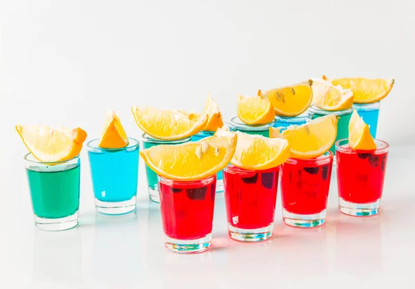 Óculos com kamikaze azul, verde e vermelho, bebidas glamourosas, mistura — Fotografia de Stock