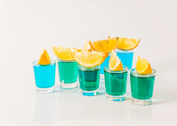 Glasses with blue and green kamikaze, glamorous drinks, mixed dr — Stock Photo, Image