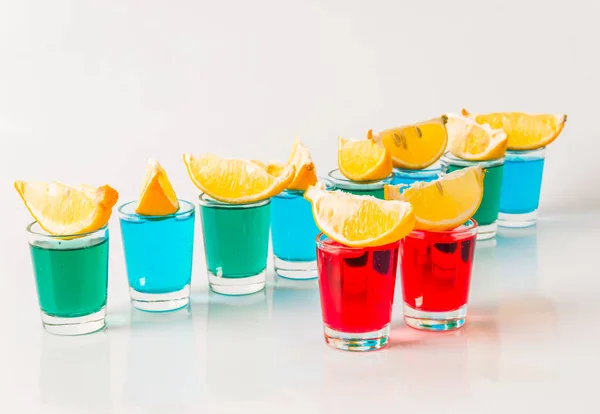 Gläser mit blauem, grünem und rotem Kamikaze, glamouröse Getränke, Mix — Stockfoto