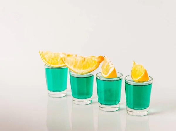 Vasos con kamikaze verde, bebidas glamorosas, popurín de bebidas mixtas — Foto de Stock