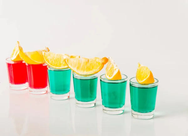 Szemüveg-zöld és piros kamikaze, elbűvölő italok, vegyes dri — Stock Fotó