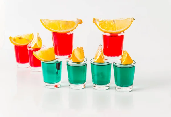 Gafas con kamikaze verde y rojo, bebidas glamorosas, dri mixto — Foto de Stock