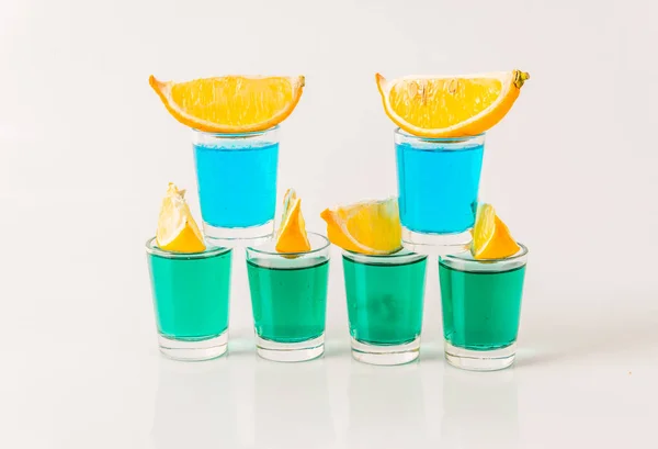 Glasses with blue and green kamikaze, glamorous drinks, mixed dr — Stock Photo, Image