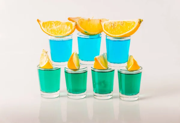 Mavi ve yeşil kamikaze, göz alıcı içecekler, karışık dr ile gözlük — Stok fotoğraf
