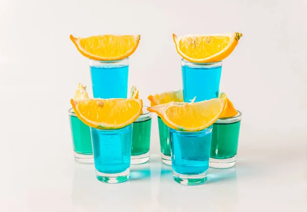 Óculos com kamikaze azul e verde, bebidas glamourosas, dr misto — Fotografia de Stock