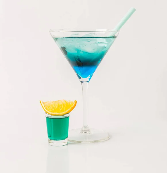 Kolorowy napój w martini szkła, niebieski i zielony połączenie, d — Zdjęcie stockowe