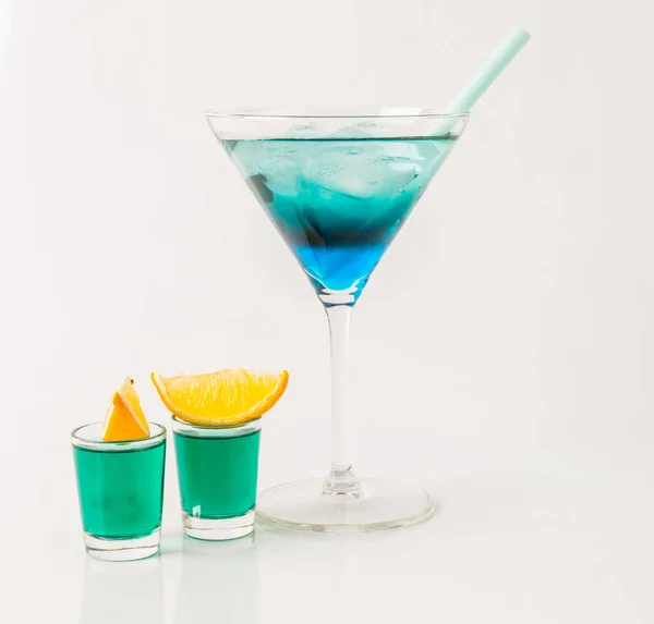 Kolorowy drink martini szkła, niebieski i zielony połączenie, t — Zdjęcie stockowe
