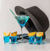 Barevné nápoje v koktejlové skleničce, kombinace modré a zelené, f
