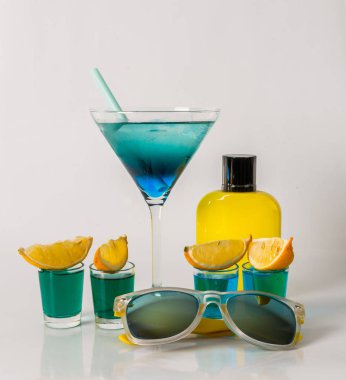 Renkli içki bir martini cam, mavi ve yeşil kombinasyonu, f