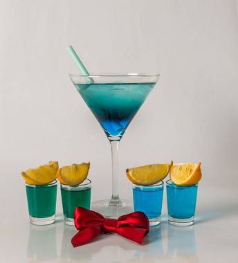 Renkli içki bir martini cam, mavi ve yeşil kombinasyonu, f