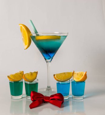 Renkli içki bir martini cam, mavi ve yeşil kombinasyonu, f