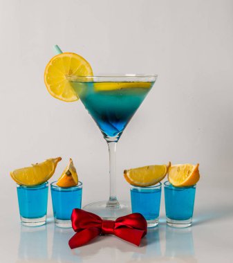 Renkli içki bir martini cam, mavi ve yeşil kombinasyonu, f