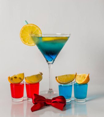 Renkli içki bir martini cam, mavi ve yeşil kombinasyonu, f