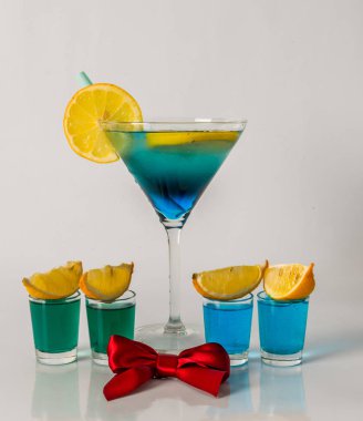 Renkli içki bir martini cam, mavi ve yeşil kombinasyonu, f