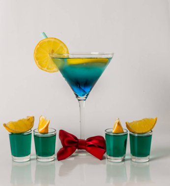 Renkli içki bir martini cam, mavi ve yeşil kombinasyonu, f