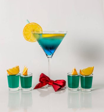 Renkli içki bir martini cam, mavi ve yeşil kombinasyonu, f