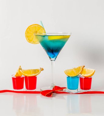Renkli içki bir martini cam, mavi ve yeşil kombinasyonu, f