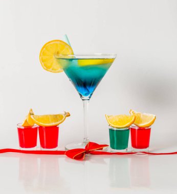 Renkli içki bir martini cam, mavi ve yeşil kombinasyonu, f