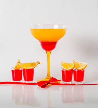 Bir margarita cam, kırmızı ve turuncu birlikte renkli içki,