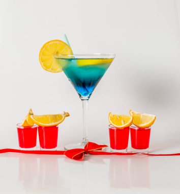 Renkli içki bir martini cam, mavi ve yeşil kombinasyonu, f