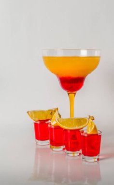 Bir margarita cam, kırmızı ve turuncu birlikte renkli içki,